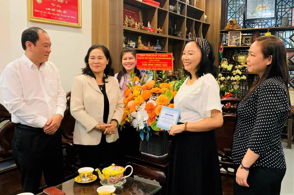 Đoàn công tác thăm Thầy thuốc nhân dân, PGS-TS-BS Trần Phan Chung Thuỷ. Ảnh: THẢO PHƯƠNG Đoàn công tác thăm Thầy thuốc nhân dân, PGS-TS-BS Trần Phan Chung Thuỷ. Ảnh: THẢO PHƯƠNG