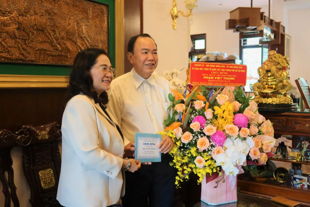 Bà Nguyễn Thị Lệ đến thăm Thầy thuốc Nhân dân, TS-BS Phạm Việt Thanh. Ảnh: THẢO PHƯƠNG Bà Nguyễn Thị Lệ đến thăm Thầy thuốc Nhân dân, TS-BS Phạm Việt Thanh. Ảnh: THẢO PHƯƠNG