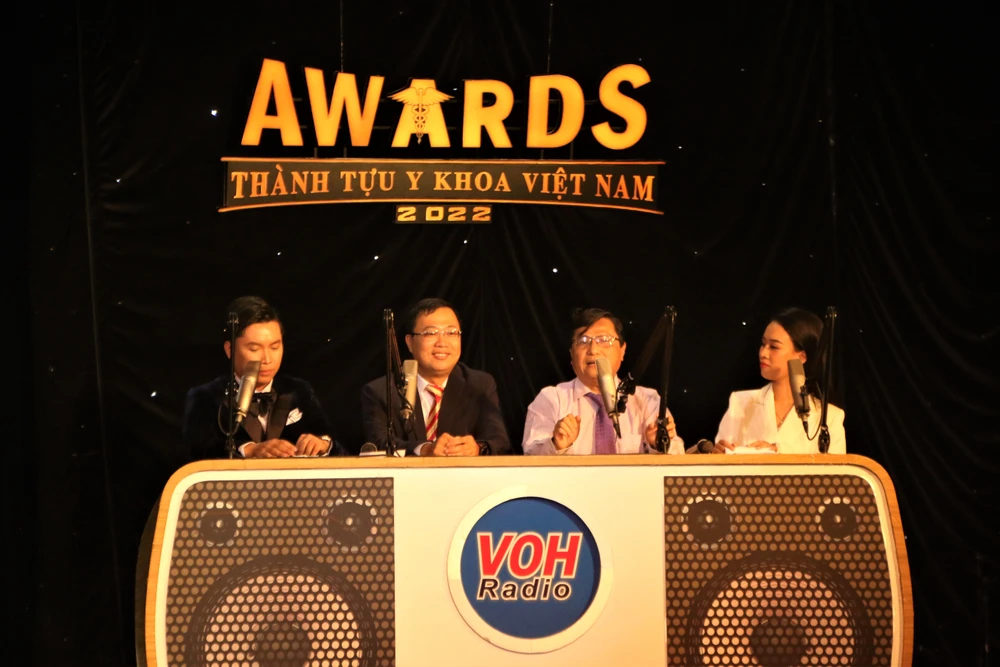 BS Nguyễn Duy Long và BS Vũ Kim Hoàn giao lưu tại buổi lễ. Ảnh: THẢO PHƯƠNG