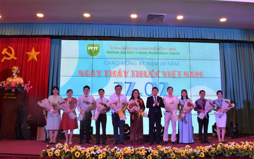 Tuyên dương tập thể và nhân viên y tế có thành tích xuất sắc đang công tác tại Phòng Khám Đa Khoa. Ảnh: THẢO PHƯƠNG