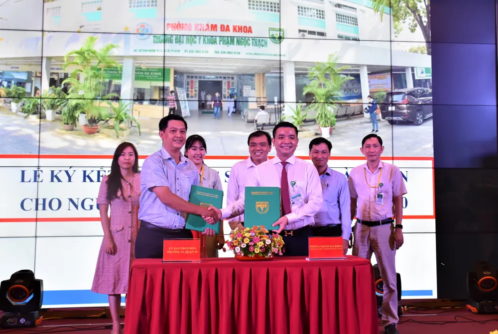 Lễ ký kết chương trình chăm sóc sức khỏe toàn diện cho người cao tuổi. Ảnh: THẢO PHƯƠNG