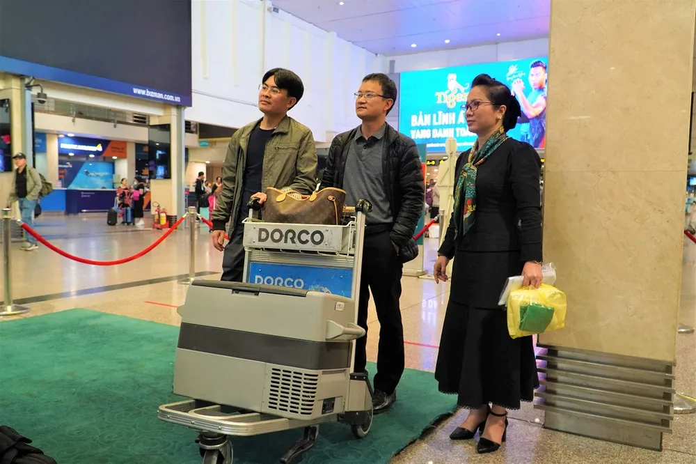 Ê kíp ghép tạng BV Việt Đức vận chuyển tim ra sân bay về Hà Nội. Ảnh: BVCC