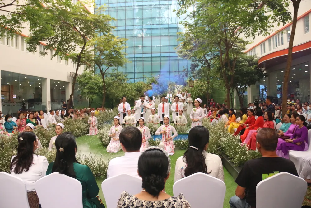 “Một lời cảm ơn không thể nói hết được sự biết ơn của tôi dành cho các y BS. Nếu không có họ, chắc chắn sẽ không có ba mẹ con tôi ngày hôm nay. Ngày Thầy thuốc Việt Nam, tôi chỉ mong các y BS có thật nhiều sức khỏe và vững tin với nghề” - chị Linh bày tỏ. “Một lời cảm ơn không thể nói hết được sự biết ơn của tôi dành cho các y BS. Nếu không có họ, chắc chắn sẽ không có ba mẹ con tôi ngày hôm nay. Ngày Thầy thuốc Việt Nam, tôi chỉ mong các y BS có thật nhiều sức khỏe và vững tin với nghề” - chị Linh bày tỏ.