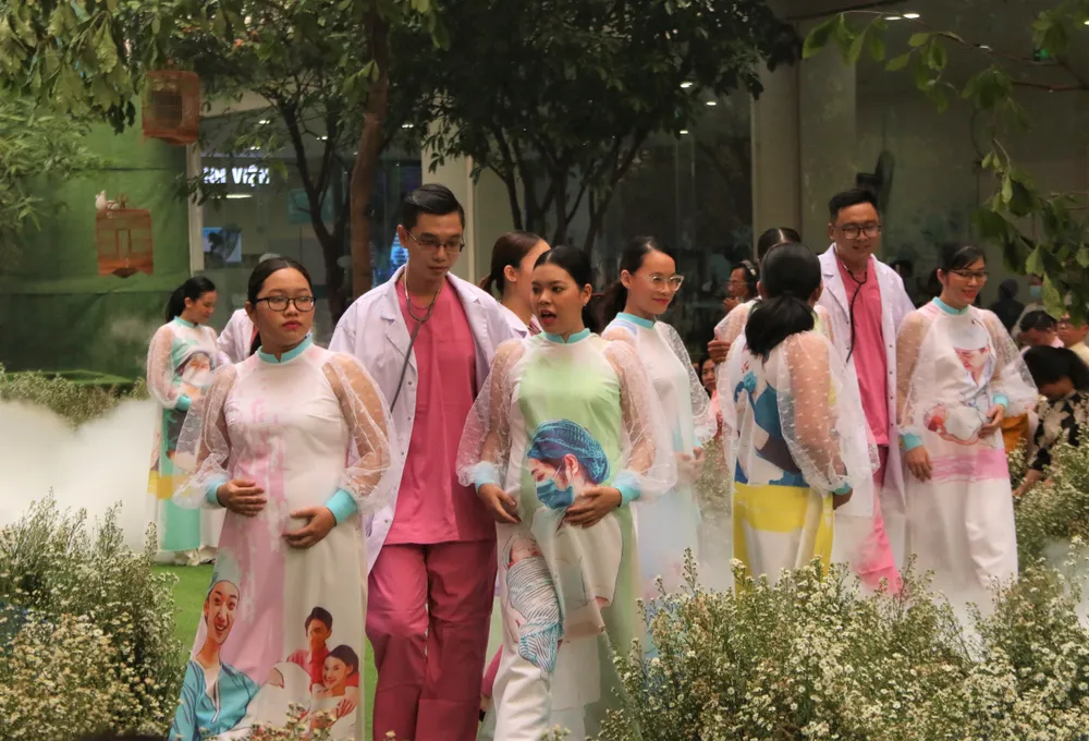 Sinh con trong đại dịch, cơ thể có bệnh, lại không gia đình bên cạnh, chị Linh chia sẻ mình đã rất hoang mang và sợ hãi. Các y BS của BV đã nhẫn nại và chăm sóc chị tận tình. Sinh con trong đại dịch, cơ thể có bệnh, lại không gia đình bên cạnh, chị Linh chia sẻ mình đã rất hoang mang và sợ hãi. Các y BS của BV đã nhẫn nại và chăm sóc chị tận tình.