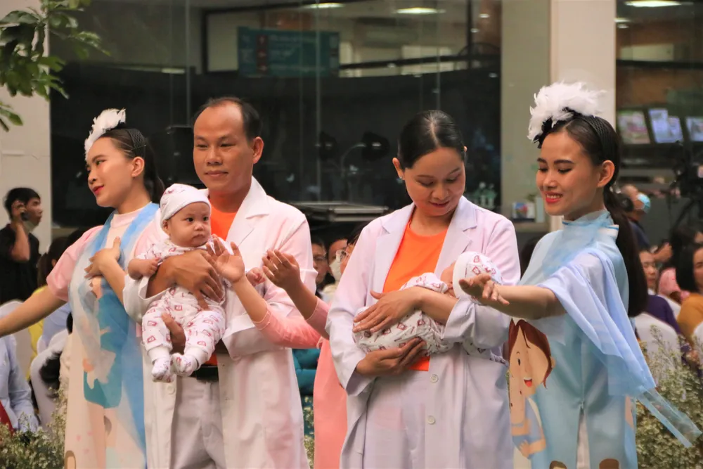 Bồng trên tay em bé 4 tháng tuổi bị mẹ bỏ rơi, BS Nguyễn Văn Giang, Phó trưởng phòng Chỉ đạo tuyến (BV Hùng Vương), cho biết các y BS đã tận tay nuôi nấng, chăm sóc bé suốt thời gian qua. Bồng trên tay em bé 4 tháng tuổi bị mẹ bỏ rơi, BS Nguyễn Văn Giang, Phó trưởng phòng Chỉ đạo tuyến (BV Hùng Vương), cho biết các y BS đã tận tay nuôi nấng, chăm sóc bé suốt thời gian qua.