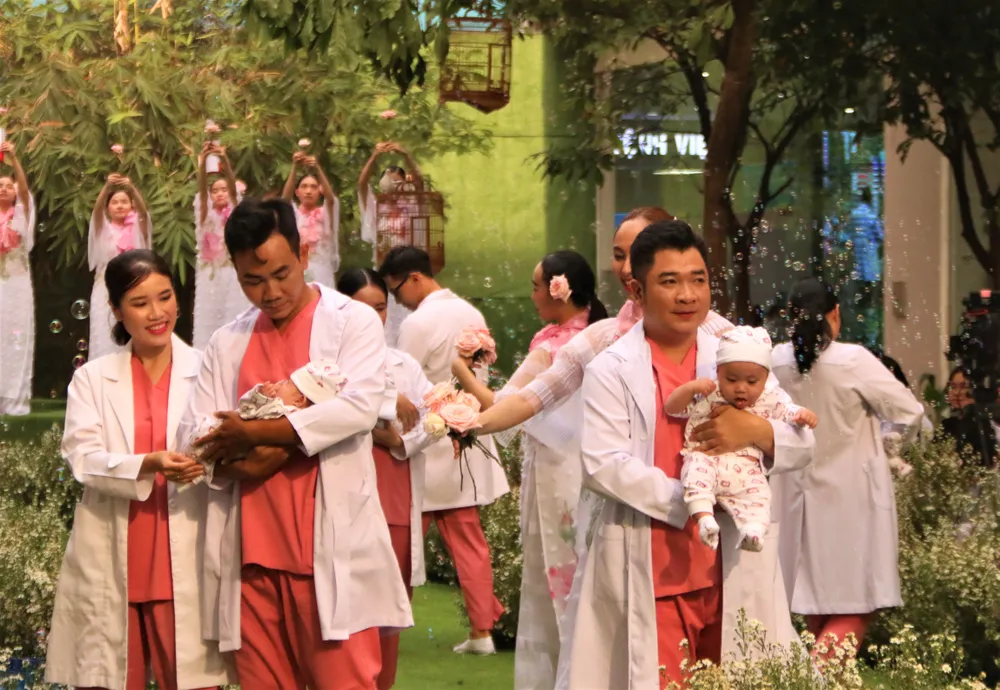 Để đưa một thiên thần nhỏ đến với thế giới này, các BS phụ sản luôn ở trong một trận chiến đặc biệt không tiếng súng mà thay bằng tiếng còi xe cấp cứu, tiếng máy monitor. Để đưa một thiên thần nhỏ đến với thế giới này, các BS phụ sản luôn ở trong một trận chiến đặc biệt không tiếng súng mà thay bằng tiếng còi xe cấp cứu, tiếng máy monitor.