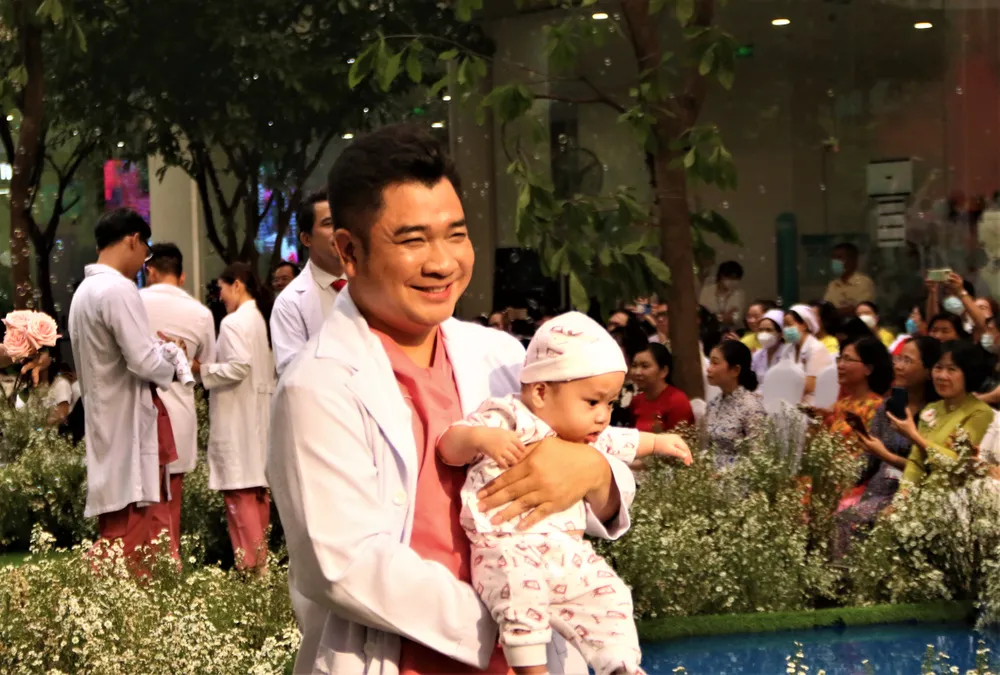 BS Giang xúc động: “Những mầm sống luôn là tài sản quý giá của nhân loại. Em bé này cũng thế, con xứng đáng có một tên gọi riêng chứ không phải được gọi theo tên của người mẹ. Hy vọng mẹ sẽ sắp xếp quay lại đón con hoặc con sẽ được nhận nuôi, có một gia đình mới tốt hơn..." BS Giang xúc động: “Những mầm sống luôn là tài sản quý giá của nhân loại. Em bé này cũng thế, con xứng đáng có một tên gọi riêng chứ không phải được gọi theo tên của người mẹ. Hy vọng mẹ sẽ sắp xếp quay lại đón con hoặc con sẽ được nhận nuôi, có một gia đình mới tốt hơn..."