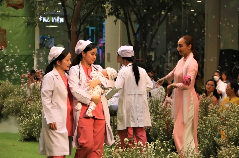 Sinh con vốn là thiên chức của phụ nữ, nhưng không phải ai cũng may mắn vượt cạn thành công. Những ngày sắp sinh, chị Nguyễn Thùy Linh không may nhiễm COVID-19 nặng, nhập viện trong tình trạng tiên lượng xấu, hôn mê phải thở máy. 5 ngày sau, khi tình hình sức khỏe của chị ổn định, các y bác sĩ BS Hùng Vương quyết định mổ bắt con, đó là một cặp song sinh. Sinh con vốn là thiên chức của phụ nữ, nhưng không phải ai cũng may mắn vượt cạn thành công. Những ngày sắp sinh, chị Nguyễn Thùy Linh không may nhiễm COVID-19 nặng, nhập viện trong tình trạng tiên lượng xấu, hôn mê phải thở máy. 5 ngày sau, khi tình hình sức khỏe của chị ổn định, các y bác sĩ BS Hùng Vương quyết định mổ bắt con, đó là một cặp song sinh.