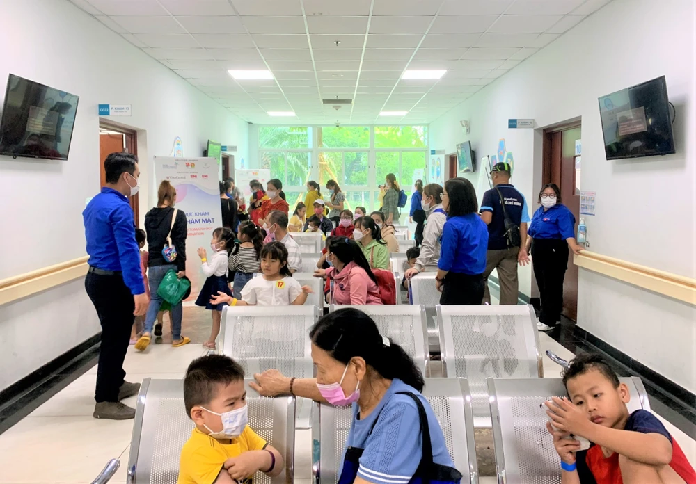 Phụ huynh đưa con đến BV khám tổng quát. Ảnh: THẢO PHƯƠNG