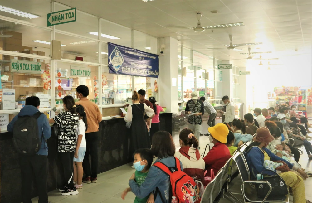 Bệnh nhân đợi nhận thuốc tại BV Nhi đồng 2. Ảnh: THẢO PHƯƠNG