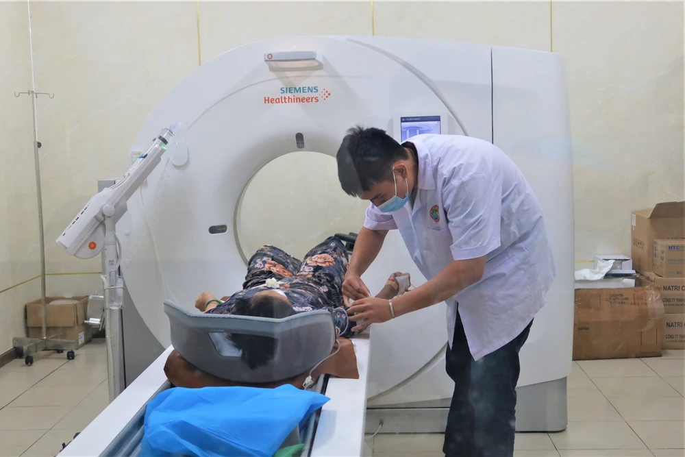 Nhân viên y tế BV Lê Văn Thịnh chụp CT scan cho bệnh nhân. Ảnh: THẢO PHƯƠNG