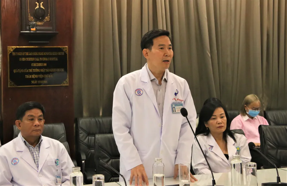 Lãnh đạo BV Chợ Rẫy chia sẻ tại họp báo. Ảnh: THẢO PHƯƠNG