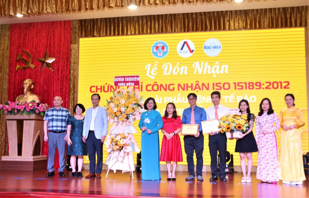 Bệnh viện Hùng Vương đón nhận chứng chỉ công nhận ISO 15189:2012. Ảnh: THẢO PHƯƠNG Bệnh viện Hùng Vương đón nhận chứng chỉ công nhận ISO 15189:2012. Ảnh: THẢO PHƯƠNG