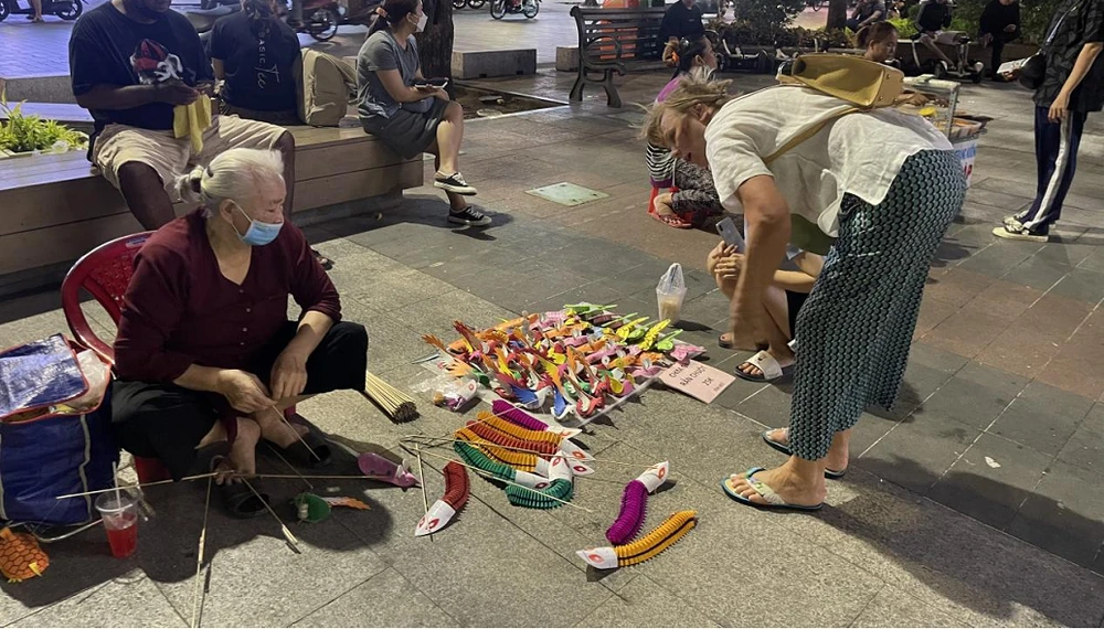 Những món đồ chơi cũng thu hút khách nước ngoài. Ảnh THỦY TÂM