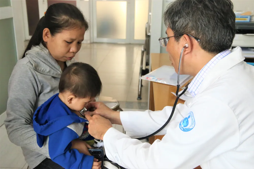 TS-BS Đỗ Nguyên Tín khám tầm soát cho con chị Đa Ri. Ảnh: THẢO PHƯƠNG