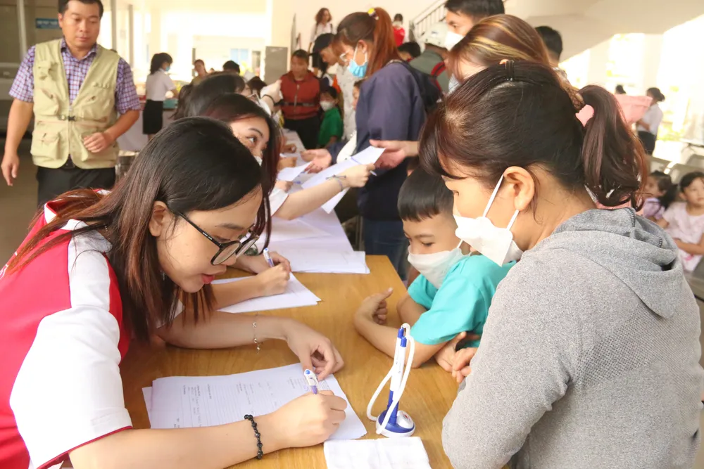 Gần 1.000 trẻ có hoàn cảnh khó khăn được khám tầm soát tim miễn phí. Ảnh: THẢO PHƯƠNG