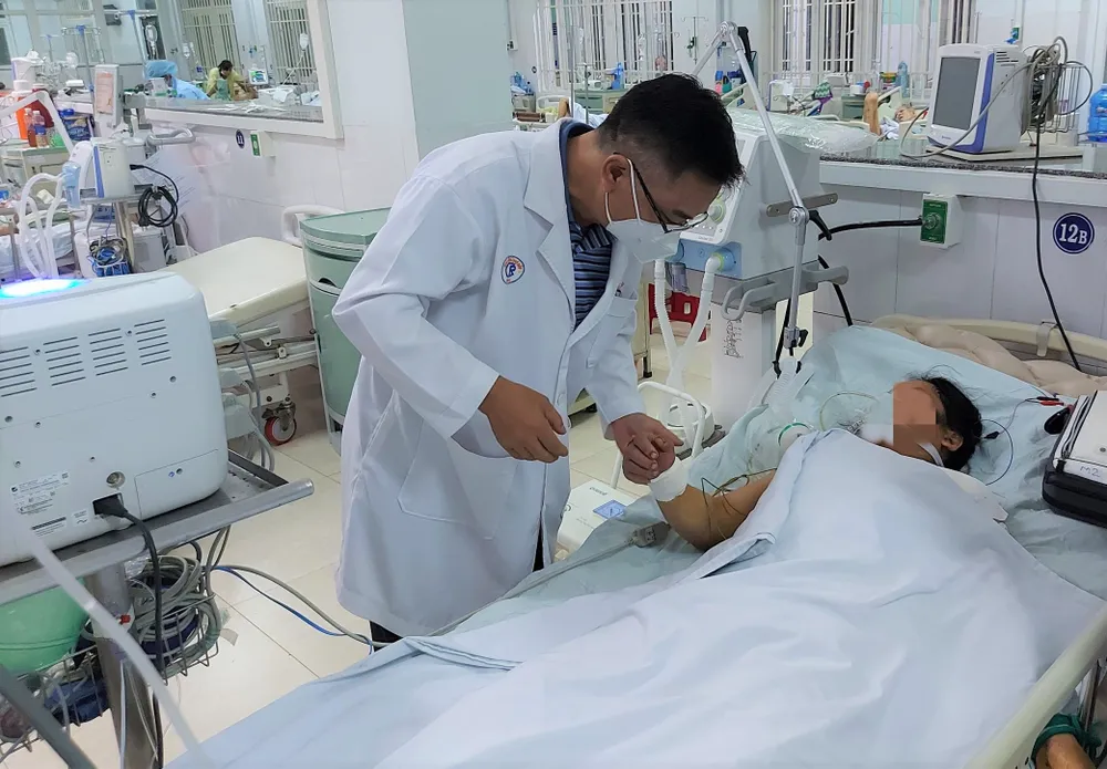 Bác sĩ BV Chợ Rẫy đang kiểm tra tình hình một ca ngộ độc. Ảnh: BVCC Bác sĩ BV Chợ Rẫy đang kiểm tra tình hình một ca ngộ độc. Ảnh: BVCC