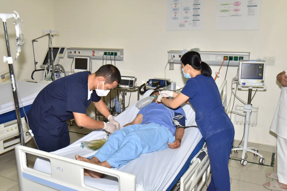 Bệnh nhân được các y bác sĩ BV Quân y 175 thăm khám ngay khi về đất liền. Ảnh: BVCC