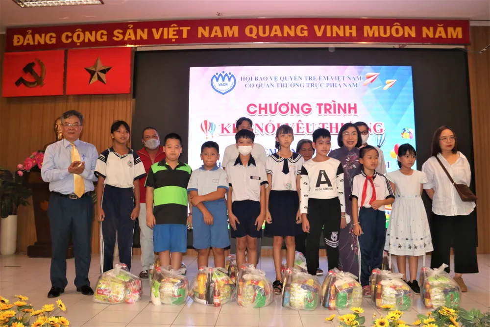 Trao quà và gói an sinh cho trẻ em có hoàn cảnh khó khăn. Ảnh: THẢO PHƯƠNG Trao quà và gói an sinh cho trẻ em có hoàn cảnh khó khăn. Ảnh: THẢO PHƯƠNG