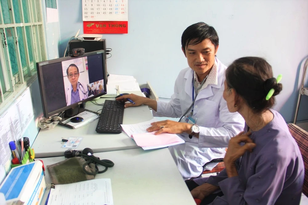 Người dân khám bệnh tại trạm y tế xã Tân Nhựt, huyện Bình Chánh. Ảnh: THẢO PHƯƠNG