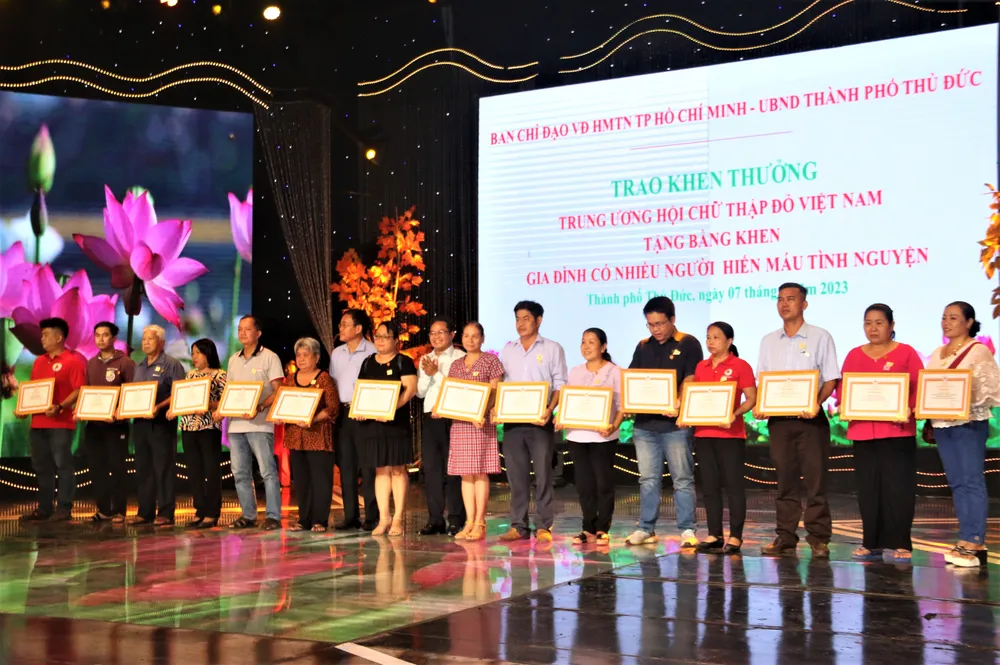 Khen thưởng gia đình có nhiều người hiến máu tình nguyện. Ảnh: THẢO PHƯƠNG