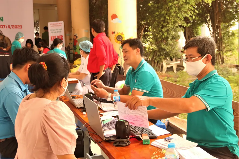 Người dân nhiệt tình đăng kí hiến máu. Ảnh: THẢO PHƯƠNG