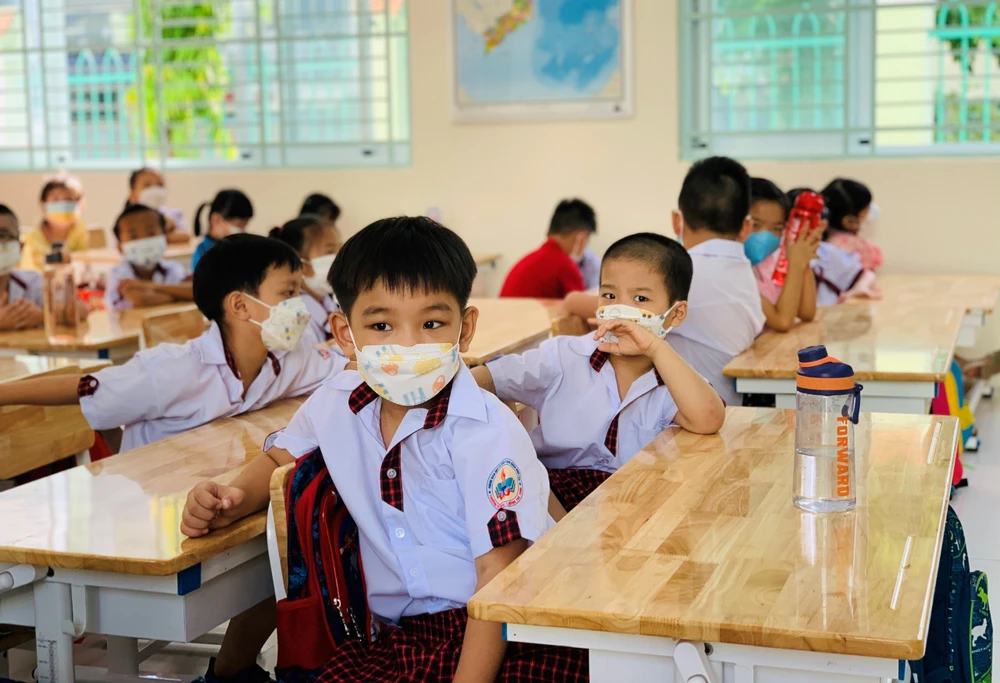 Đeo khẩu trang khi học trong lớp để phòng dịch đã không còn giá trị. Ảnh minh họa: THẢO PHƯƠNG