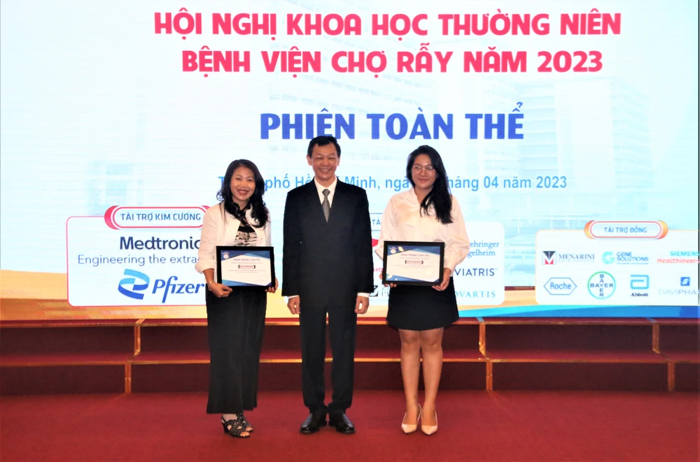 TS-BS chuyên khoa 2 Nguyễn Tri Thức, Giám đốc BV Chợ Rẫy trao thư cảm ơn cho đơn vị đồng hành. Ảnh: THẢO PHƯƠNG TS-BS chuyên khoa 2 Nguyễn Tri Thức, Giám đốc BV Chợ Rẫy trao thư cảm ơn cho đơn vị đồng hành. Ảnh: THẢO PHƯƠNG