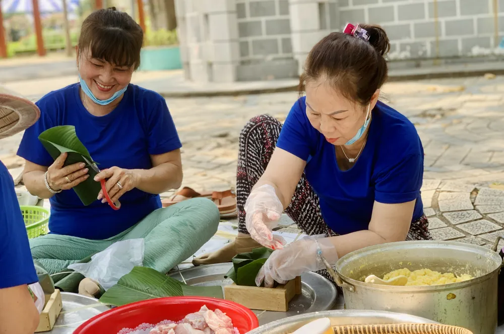 Bà Đỗ Thị Kim Ngọc thức hồi 4 giờ sáng để chuẩn bị cho cuộc thi. Ảnh: THẢO PHƯƠNG