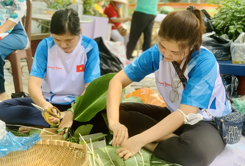 Hội thi Gói và trang trí mâm bánh dâng lên bàn thờ Quốc tổ tại quảng trường vua Hùng. Ảnh: THẢO PHƯƠNG