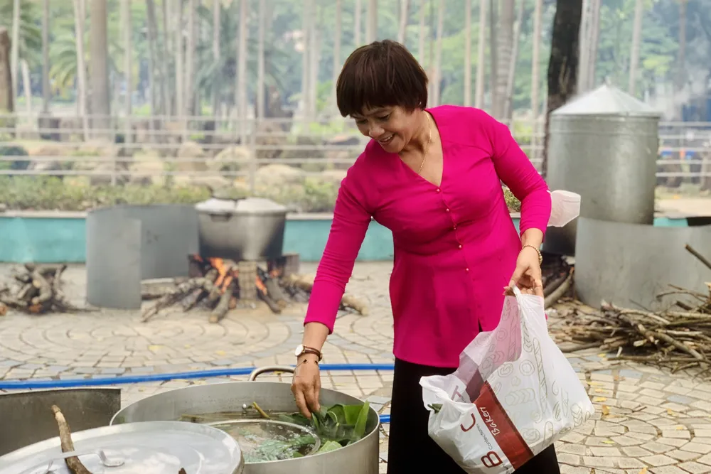 Bánh chưng được nấu khoảng 3-4 tiếng. Ảnh: THẢO PHƯƠNG