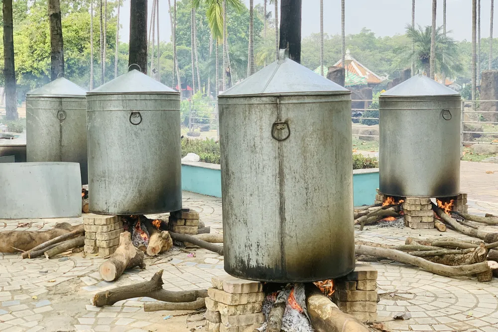 Bánh đã vào nồi, chuẩn bị cho lễ dâng hương Quốc tổ ngày mai. Ảnh: THẢO PHƯƠNG