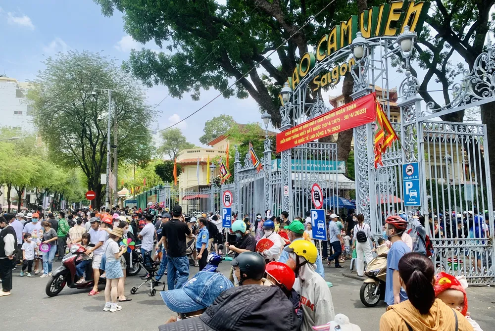 Năm nay, kỳ nghỉ lễ kéo dài 5 ngày. Có nhiều người chọn rời xa TP, đi du lịch hoặc về quê. Nhưng vẫn còn nhiều người chọn ở lại TP và cùng bạn bè, gia đình đến các điểm vui chơi, tham quan trong nội thành để tận hưởng kỳ nghỉ lễ. Ảnh: THẢO PHƯƠNG