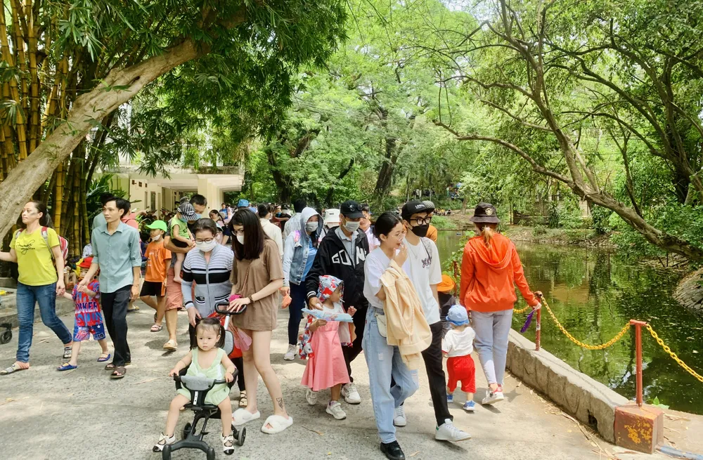 Từ ngoài vào trong, Thảo Cầm Viên luôn đông nghẹt vì có hàng nghìn người ở TP.HCM và các tỉnh lân cận đổ về để vui chơi. Ảnh: THẢO PHƯƠNG