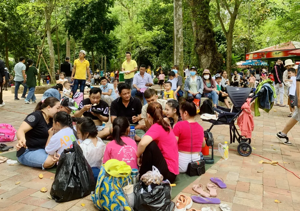Gia đình chị Nguyễn Thị Hà cho biết mỗi dịp lễ thường vào Thảo Cầm Viên vui chơi vì nơi đây mát mẻ, nhộn nhịp. Dù nghỉ lễ 5 ngày nhưng chị không đi du lịch xa vì sợ kẹt xe, các con trẻ sẽ mệt. Ảnh: THẢO PHƯƠNG