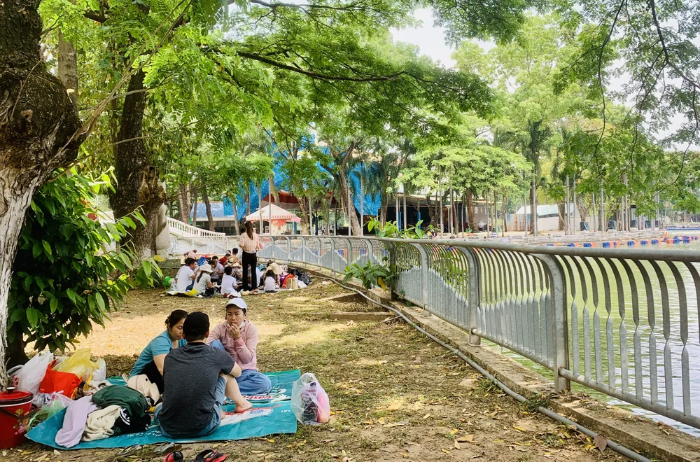 Gia đình bà Lê Ngọc Phúc gồm 20 người cũng đến Đầm Sen vui chơi. Bà cho biết nhà ở quận 12 nhưng thường vào đây chơi dịp lễ Tết. &quot;Đợt này con cháu được nghỉ học nghỉ làm, cả gia đình đi chơi đông đủ rất vui. TP mình cũng có nhiều khu vui chơi rất lý tưởng, không cần đi du lịch xa xôi&quot; - bà Phúc nói. Ảnh: THẢO PHƯƠNG