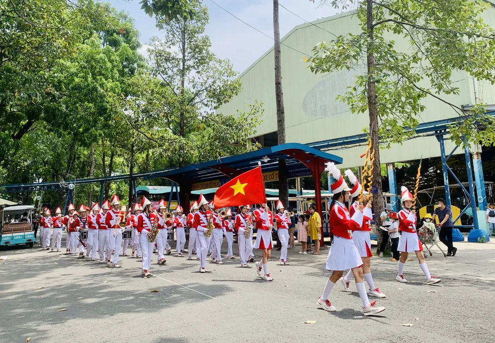 Tại Công viên Đầm Sen (quận 11, TP.HCM), nhiều hoạt động vui chơi giải trí diễn ra vào những ngày lễ. Đông đúc người dân kéo đến đây để vui chơi, tận hưởng không khí mát mẻ. Ảnh: THẢO PHƯƠNG