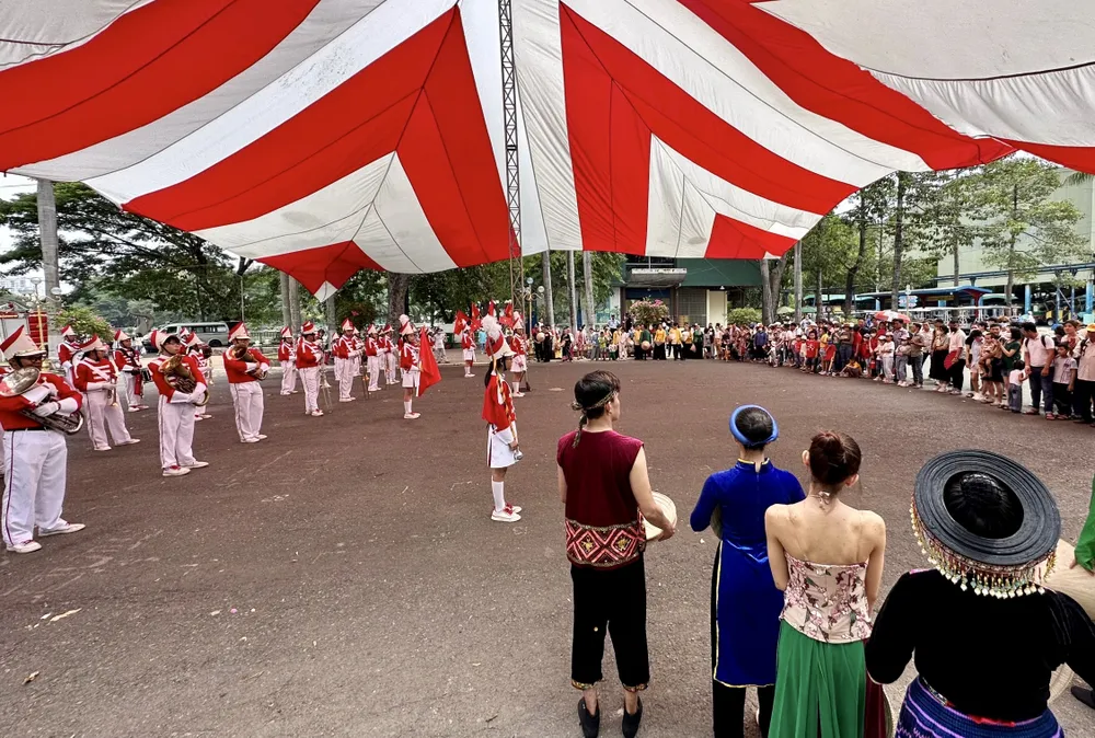 Người dân thưởng thức những tiết mục của đoàn diễu hành. Ảnh: THẢO PHƯƠNG