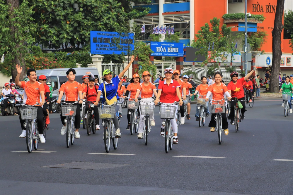 Ca sĩ Nguyễn Phi Hùng và Hoa hậu H'Hen Niê đạp xe diễu hành đón đoàn đua.