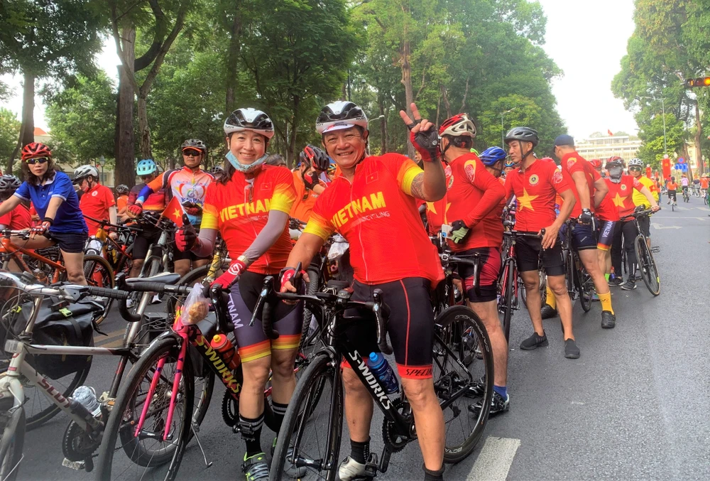 Đoàn diễu hành xuất phát từ công viên 30/4, đạp một vòng quanh TP và sau đó tập kết tại khu vực trước Diamond Plaza để đón đoàn đua chuyên nghiệp về đích (góc đường Lê Duẩn -Phạm Ngọc Thạch).