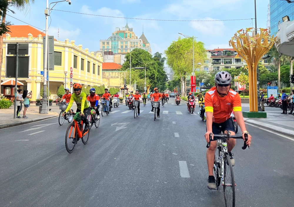 Trong khi đó, đoàn diễu hành xe đạp phong trào gồm các đoàn viên, thanh niên, sinh viên, công đoàn viên, lộ trình khoảng 8 km. Đoàn này xuất phát cùng đoàn xe đạp bán chuyên nghiệp theo lộ trình công viên 30/4.