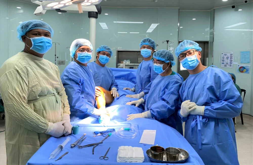 9 tiếng phẫu thuật ghép xương tự thân cho bệnh nhân 18 tuổi. Ảnh: BVCC