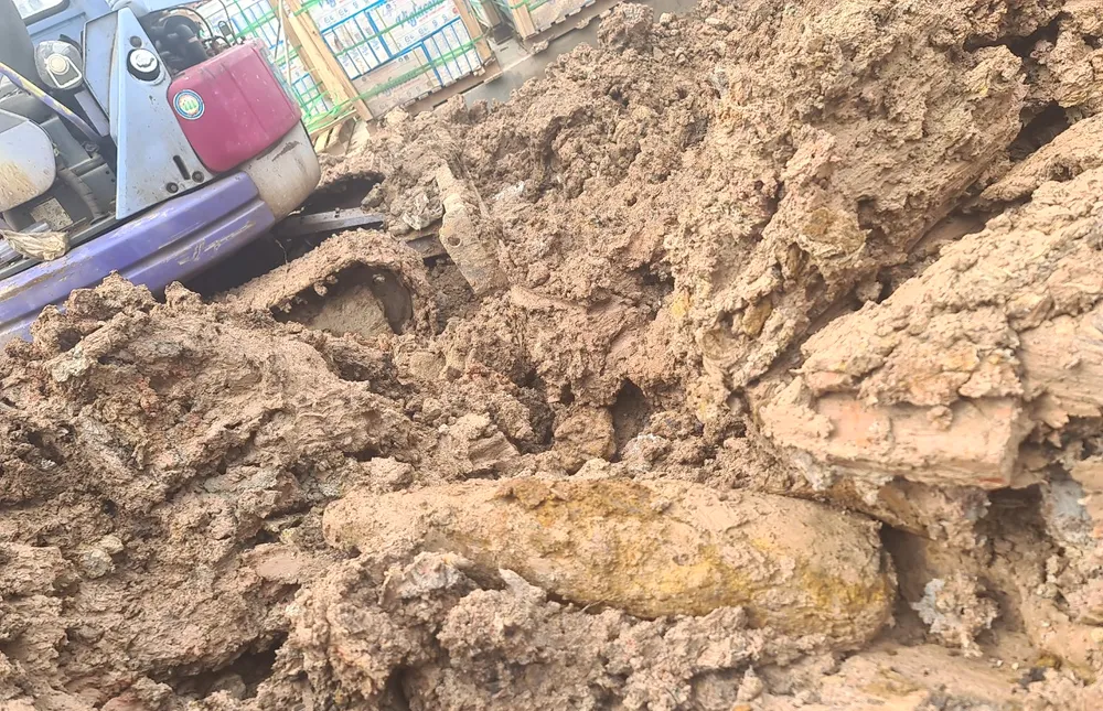 Quả bom được phát hiện trong lúc đào móng làm tường rào dự án Bệnh viện Hóc Môn. Ảnh: BVCC Quả bom được phát hiện trong lúc đào móng làm tường rào dự án Bệnh viện Hóc Môn. Ảnh: BVCC