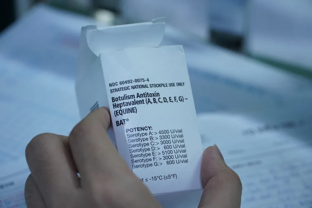 6 lọ thuốc giải độc đã về đến BV Chợ Rẫy để cứu bệnh nhân ngộ độc botulinum. Ảnh: BVCC