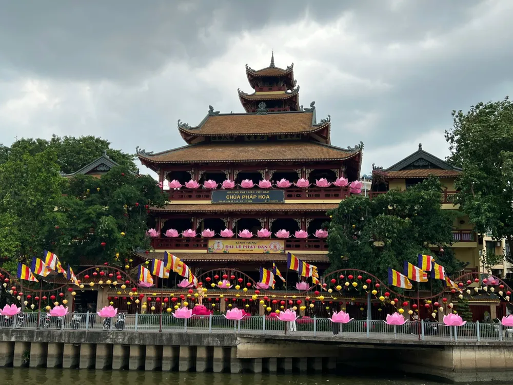 Chùa Pháp Hoa (quận3, TP.HCM) được trang trí nhiều hoa, đèn lồng cách điệu cánh sen. Ảnh: QUỐC HƯƠNG.