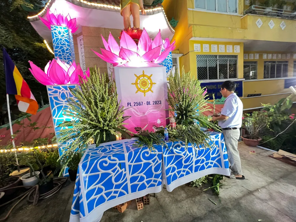 Vào các dịp lễ Phật giáo lớn trong năm, rất đông người dân đến chùa Xá Lợi phụ giúp việc trang hoàng, bày biện lễ vật. Anh Đặng Hùng (50 tuổi, ngụ quận 3, TP.HCM) chia sẻ: “Gia đình tôi có thói quen đi chùa vào mỗi cuối tuần để cầu bình an. Vào mỗi dịp lễ lớn trong năm, tôi với các con cùng phụ nhà chùa trang trí rất vui”. Ảnh: QUỐC HƯƠNG.