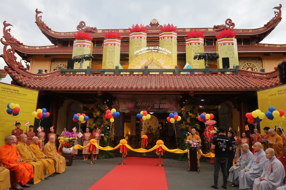 Tại sảnh lớn Việt Nam Quốc Tự (quận 10, TP.HCM), Giáo hội Phật giáo Việt Nam (GHPGVN) TP.HCM, Ban Văn hóa Phật giáo tiến hành khai mạc triển lãm “Lửa thiêng rực sáng sử vàng”. Ảnh: QUỐC HƯƠNG.