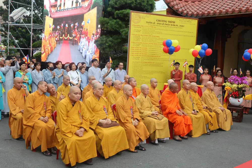 Hoạt động này nằm trong chuỗi sự kiện mừng tuần lễ Phật đản, Phật lịch 2567, với sự tham gia của chư tôn đức Ban Thường trực GHPGVN TP.HCM, Ban Trị sự các quận huyện, TP Thủ Đức, các tăng ni cùng đông đảo quý phật tử gần xa. Ảnh: QUỐC HƯƠNG