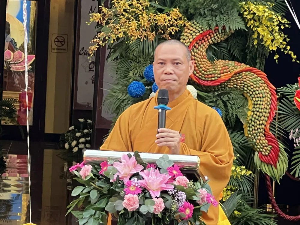 Theo Thượng tọa Thích Trí Chơn, triển lãm văn hóa “Lửa thiêng rực sáng sử vàng” tại Việt Nam Quốc Tự là kết quả sưu tầm những hình ảnh, tư liệu về cuộc đời hành đạo của Bồ tát Thích Quảng Đức từ tư liệu đến từ các bậc chư tôn miền Trung, miền Nam. Ảnh: QUỐC HƯƠNG