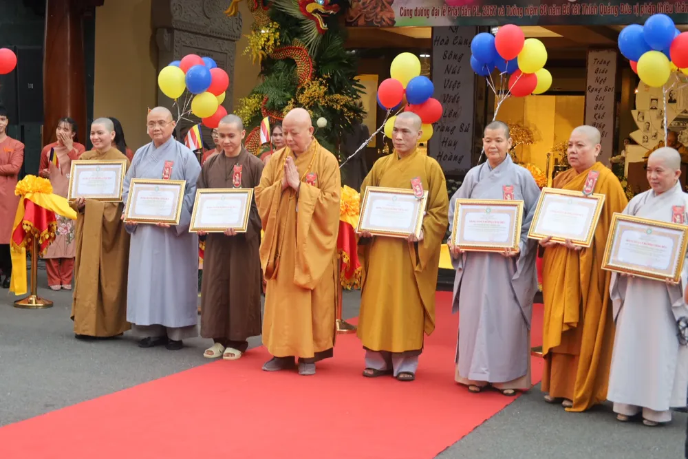 Ban Trị sự GHPGVN TP.HCM trao tặng bằng tuyên dương công đức đến các cá nhân có thành tích xuất sắc. Ảnh: QUỐC HƯƠNG